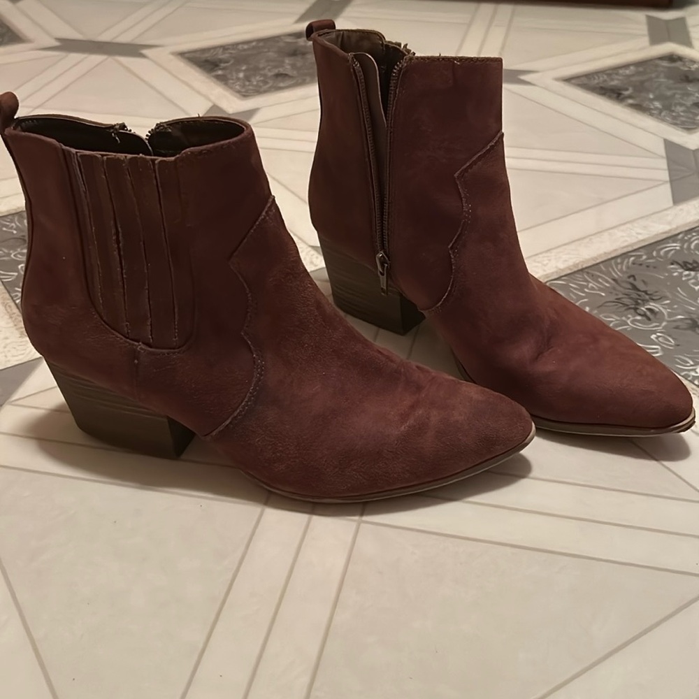 Women’s Suede Ankl Boots. Size 9.